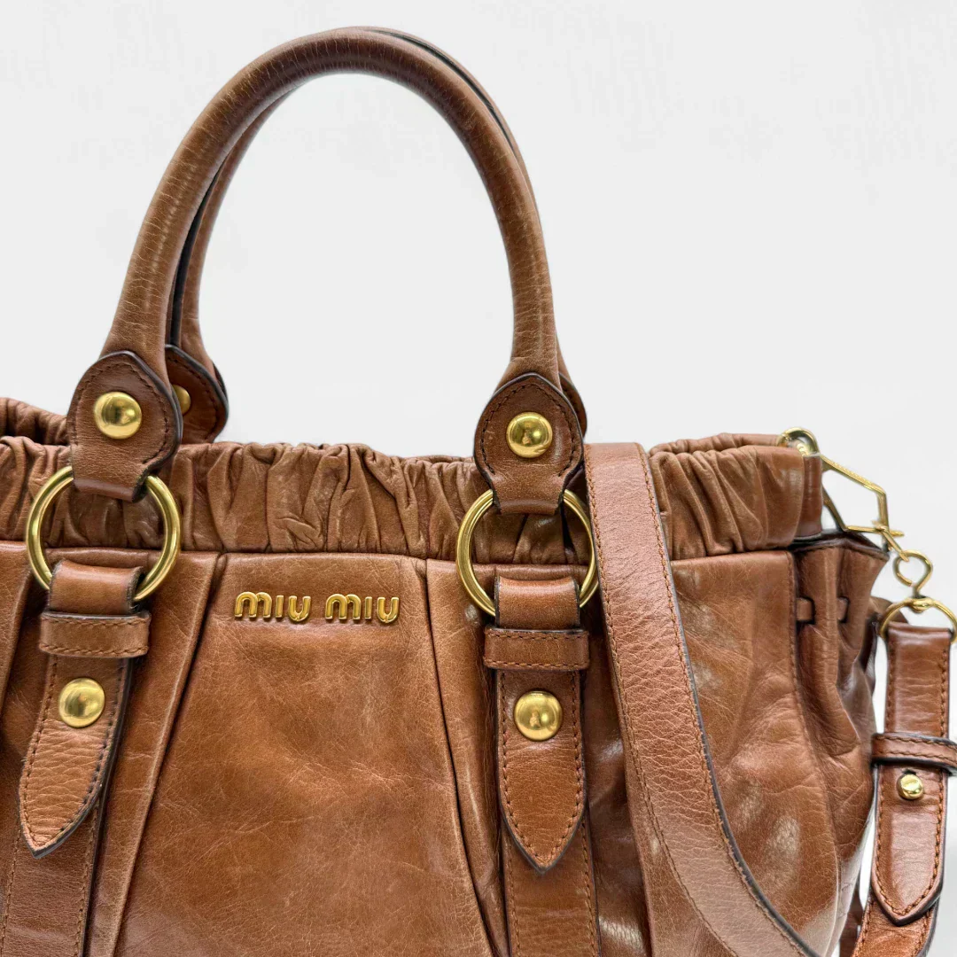 💎 Pre-owned Miu Miu handbag Vitello Lux with shoulder strap made of dark brown leather 💎