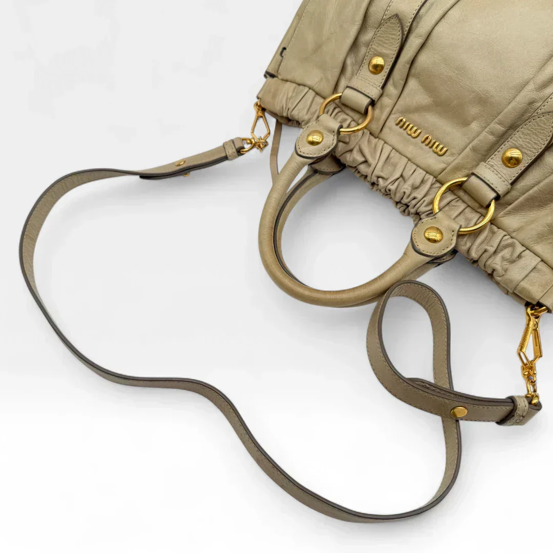 💎 Pre-owned Miu Miu handbag Vitello Lux with shoulder strap made of beige leather 💎